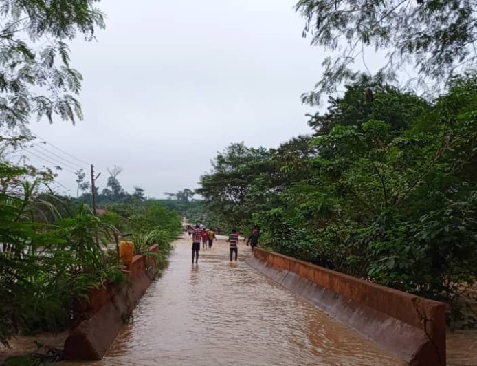 COMMUTERS, PEDESTRIANS STRANDED ON TEPA - MANKRANSO - KUMASI ROAD AS RIVER ABUU OVERFLOWS ITS BANKS