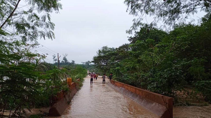 COMMUTERS, PEDESTRIANS STRANDED ON TEPA - MANKRANSO - KUMASI ROAD AS RIVER ABUU OVERFLOWS ITS BANKS